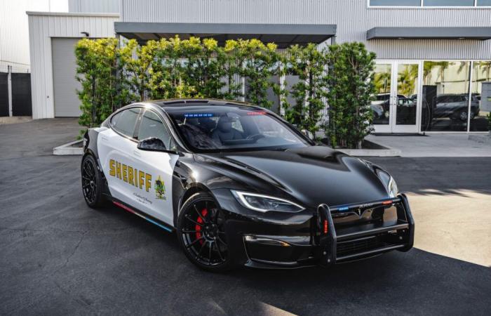 The powerful Tesla Model S Plaid becomes an electric police car