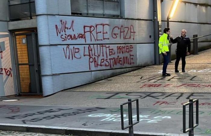 tags written in front of the University of Lyon III against the arrival of Yaël Braun-Pivet