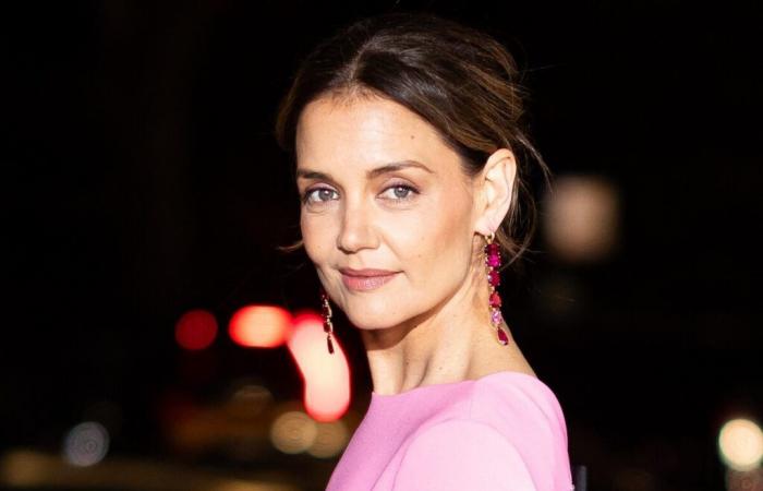 Once again, Katie Holmes proves her sense of style with a colorful look