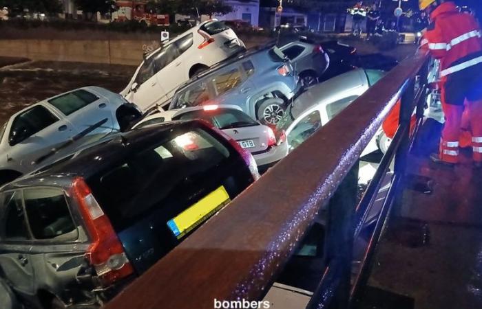 VIDEOS. A river rushes down the street, around thirty cars carried to the port… Shocking images of storms in Cadaqués