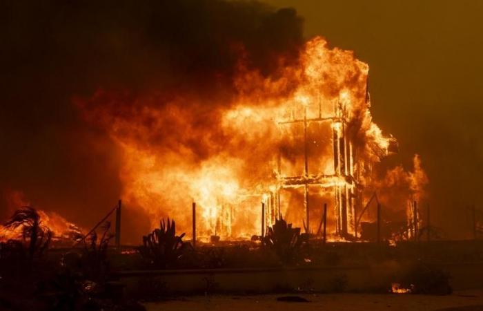 Vast fire destroys dozens of homes in California – rts.ch