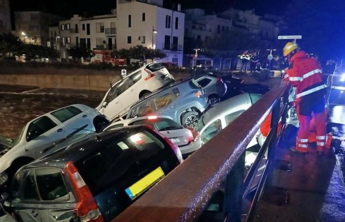 In Spain, cars swept away and buried under a bridge after heavy rains