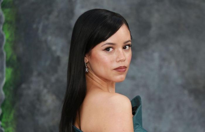 You’re eating your kiwi wrong, Jenna Ortega says so!