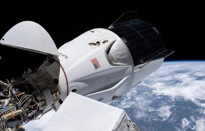 the SpaceX capsule about to carry out an unprecedented maneuver