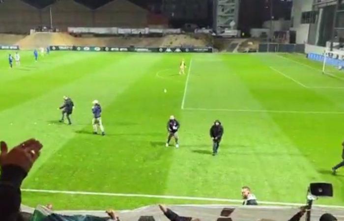 VIDEO. Ligue 2: the match between Red Star and Troyes interrupted for tennis balls being thrown onto the pitch