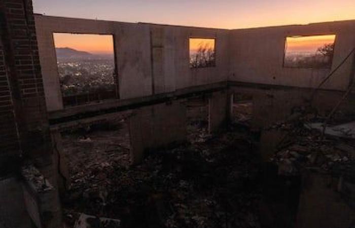 [EN IMAGES] More than a hundred homes destroyed by massive fire near Los Angeles