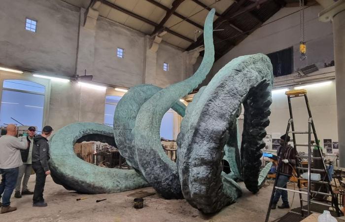 a 12-ton octopus Nauti inspired by the world of Jules Verne arrives in Amiens