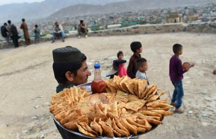 These police officers should not have gobbled up the minister’s samosas