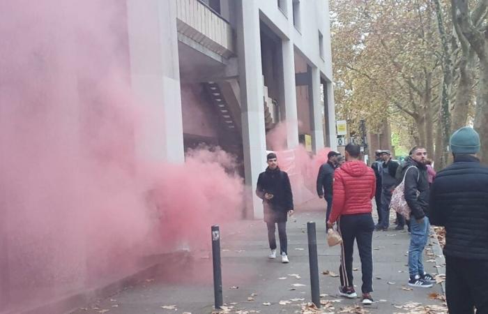 Traders block the entrances to the Métropole headquarters in Grenoble