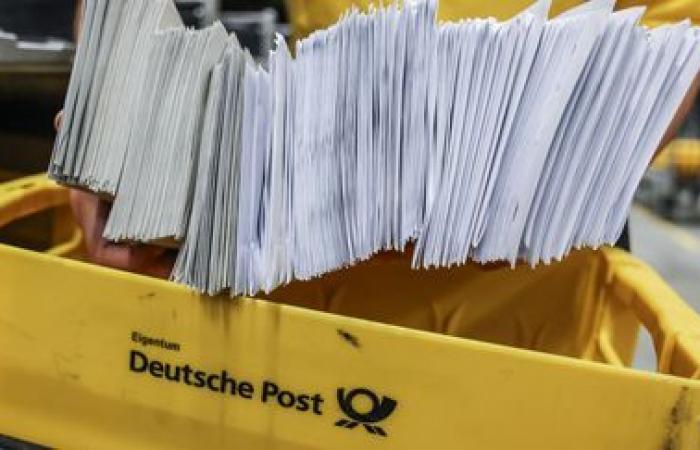 A German receives 1,700 letters from the tax authorities in one day by mistake because of the change to winter time