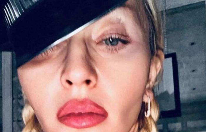 Madonna sends Donald Trump away with a very meaningful cake