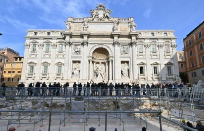 A footbridge inaugurated above the Trevi Fountain in Rome: News