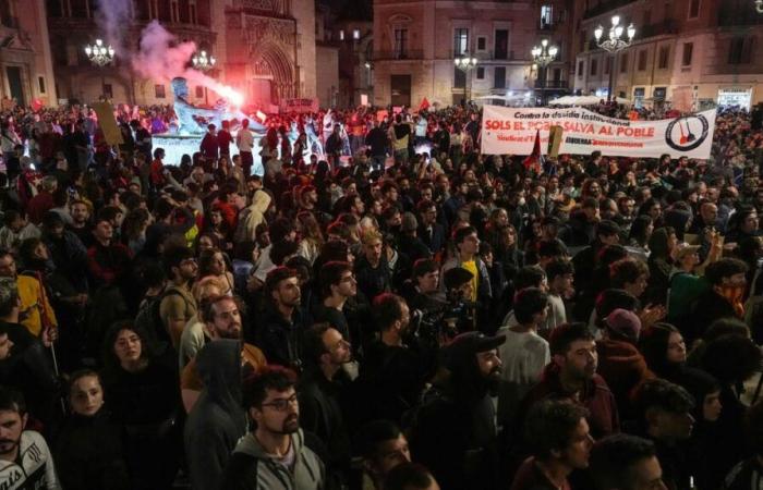 IN PICTURES | Floods in Spain: more than 130,000 demonstrators take to the streets to express their anger