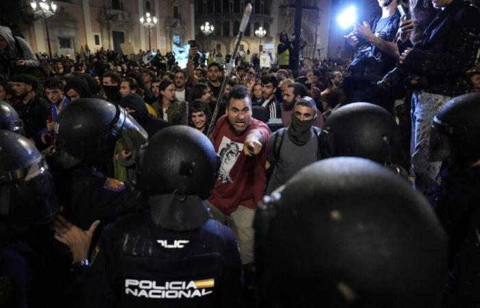 Tens of thousands of Spaniards take to the streets to express their anger over flood management