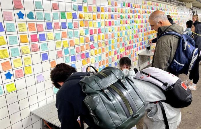 in the New York subway, the “post-it theory” wards off fears linked to the presidential election