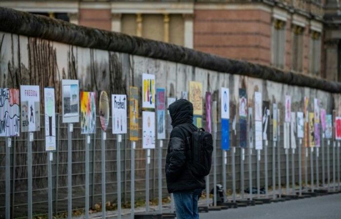 A Germany in crisis commemorates the fall of the Wall, a “happy day”