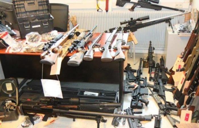 Drome. Police discover 40 weapons and drugs at the home of a forty-year-old