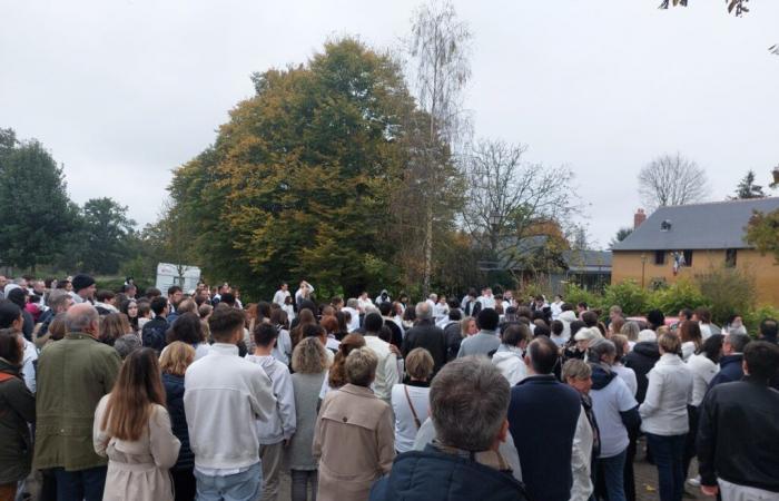 200 people took part in the white march organized to pay tribute to him