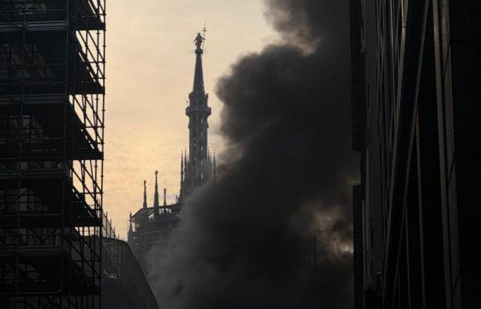 Milan, fire in Corso Vittorio Emanuele: some electrical cables on fire. Witnesses: «A bang, then the power went out»