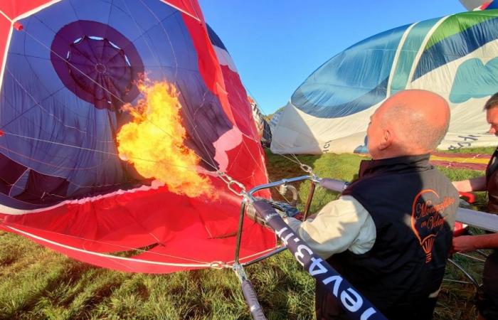 Fifty hot air balloons fully inflated in the sky of Velay (video)