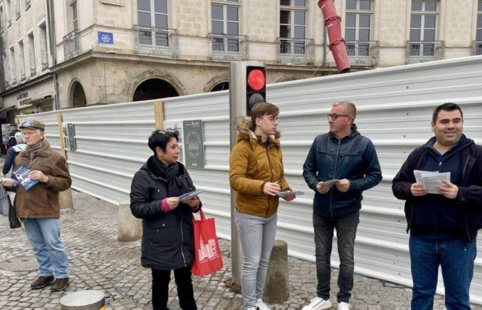 In Vannes, the RN 56 distributes leaflets to denounce the closure of Michelin