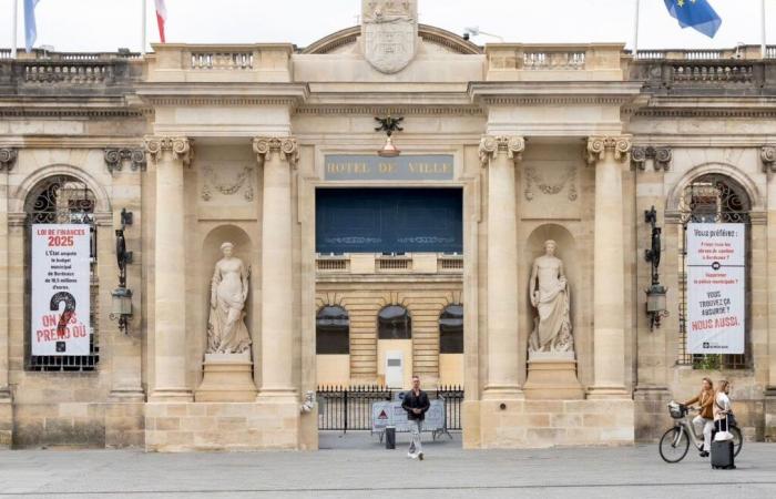 The prefect calls Pierre Hurmic to order for his banner on the facade of Bordeaux town hall