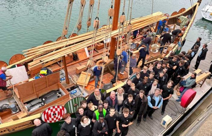 Before the Vendée Globe, students from Châteaubriant ride on a longship