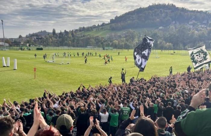 3,000 Saint-Etienne supporters at their team’s last training session before the derby in Lyon (Saint-Etienne)