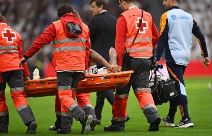 Eder Militao leaves Real Madrid vs Osasuna on stretcher after injury