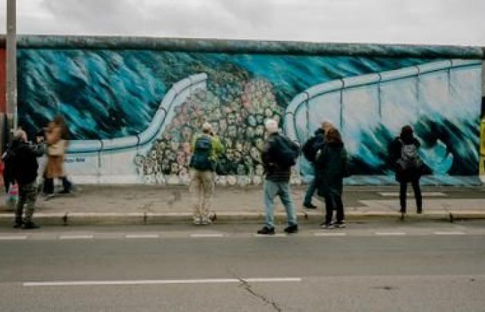 In the footsteps of the fragments of the Berlin Wall, thirty-five years after its opening