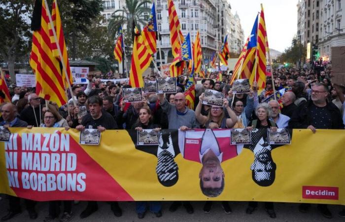 In Valencia, tens of thousands of demonstrators vent their anger after the floods