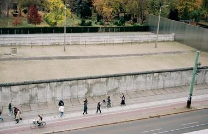 In the footsteps of the fragments of the Berlin Wall, thirty-five years after its opening