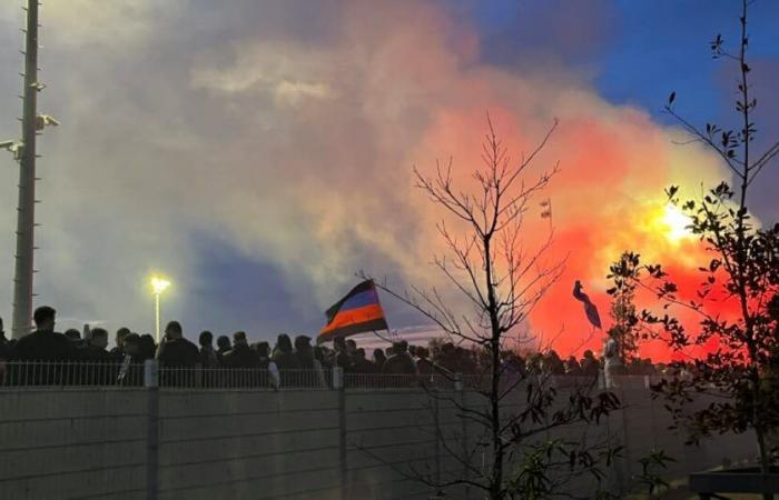 Ligue 1. Smoke bombs, flags and firecrackers: 3,500 people and a boiling atmosphere before the OL-ASSE derby