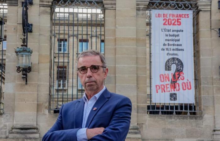 The mayor of Bordeaux has “no intention at all” of removing banners denouncing state budget cuts