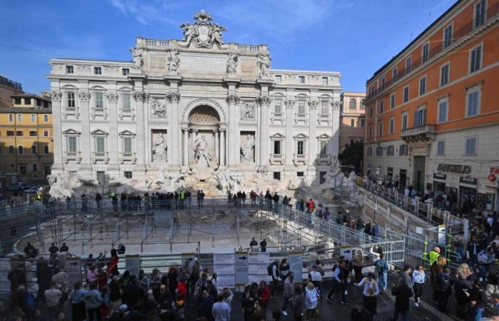 a footbridge inaugurated above the Trevi Fountain in Rome