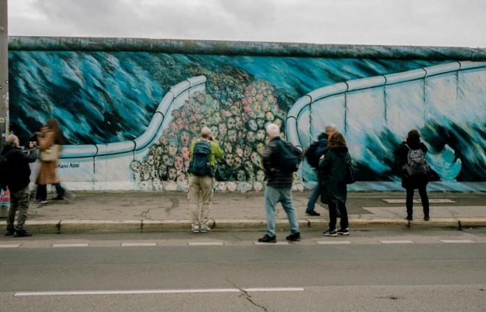 In the footsteps of the fragments of the Berlin Wall, thirty-five years after its opening