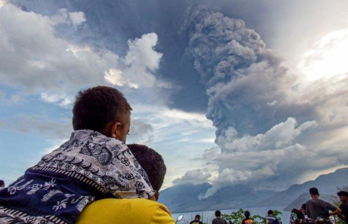 Indonesia: Impressive column of ashes after a volcanic eruption