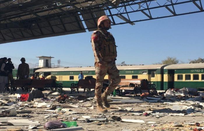 Separatists kill 26 people at Pakistan train station