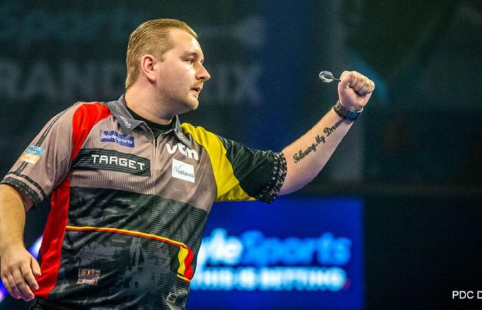 Van den Bergh starts the group phase at the Grand Slam of Darts excellently, De Decker immediately falls