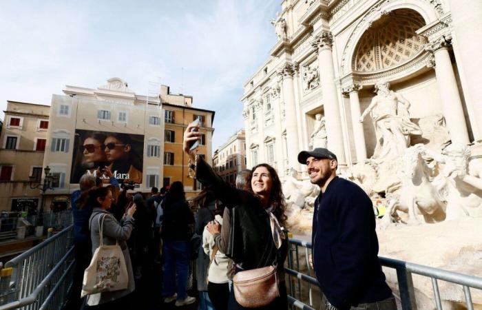 Under construction, the famous Trevi Fountain can still be visited from a footbridge