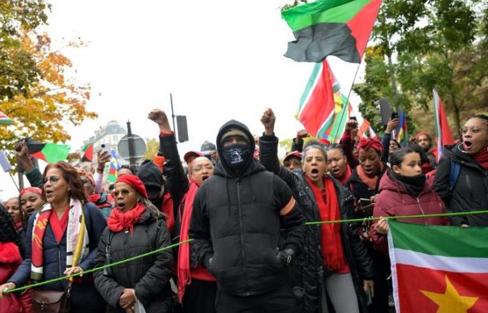 In Paris, thousands of people “stand up” against the high cost of living overseas