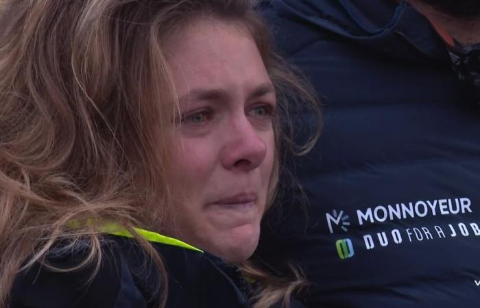 the emotion of departure on the pontoons in an incredible popular communion