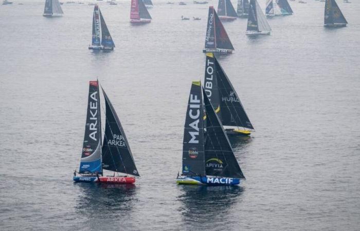 Vendée Globe. From the start, a boat turns around towards the port of Les Sables