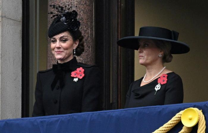 Kate, elegant, for a solemn and emotional return to her family