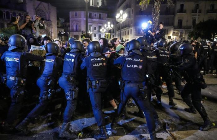 Floods in Spain: several police officers injured in demonstrations in Valencia