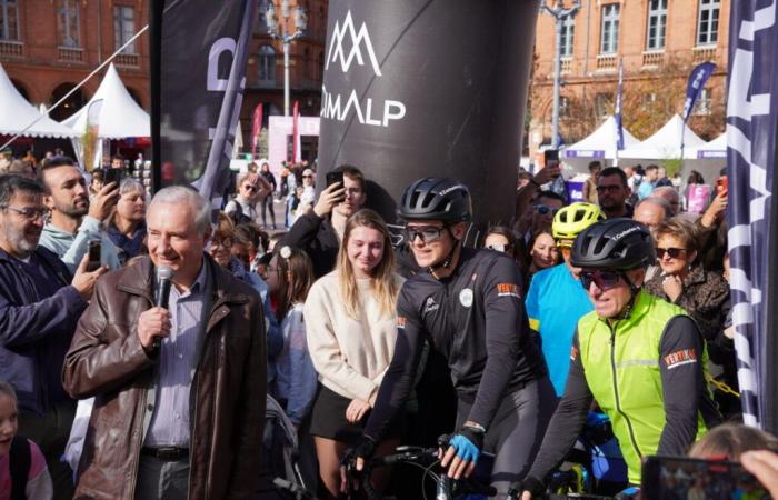 Toulouse. Father and son set off by bike from the Capitol for their incredible world tour