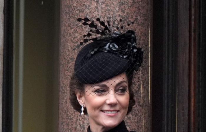 Kate, elegant, for a solemn and emotional return to her family