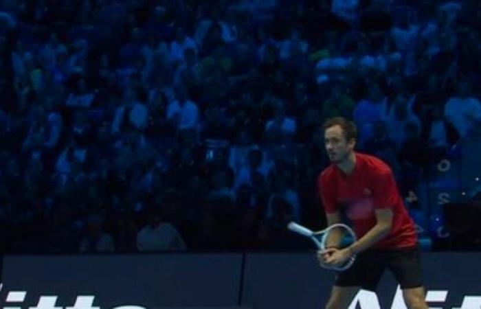 Daniil Medvedev’s huge breakdown in the middle of a match (video)