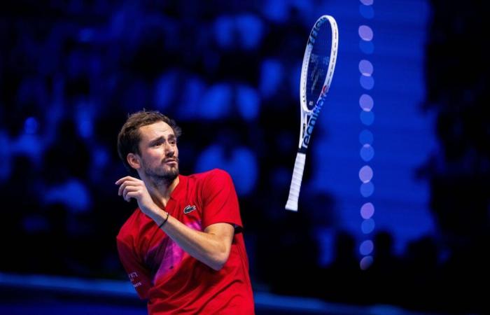 Daniil Medvedev loses his temper, throws his racket, breaks a microphone and acts like a circus against Taylor Fritz