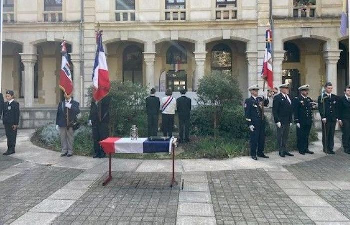 Students from Peiresc College in Toulon commemorate the Armistice of the First World War